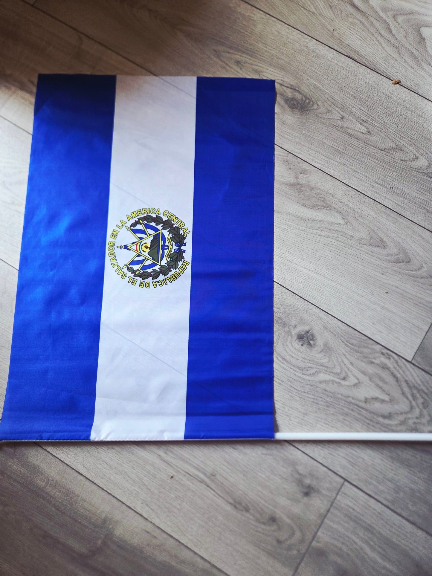 Home | El Salvador polyester flag | With plastic flagpole to hold it (Asta) 40x60cm